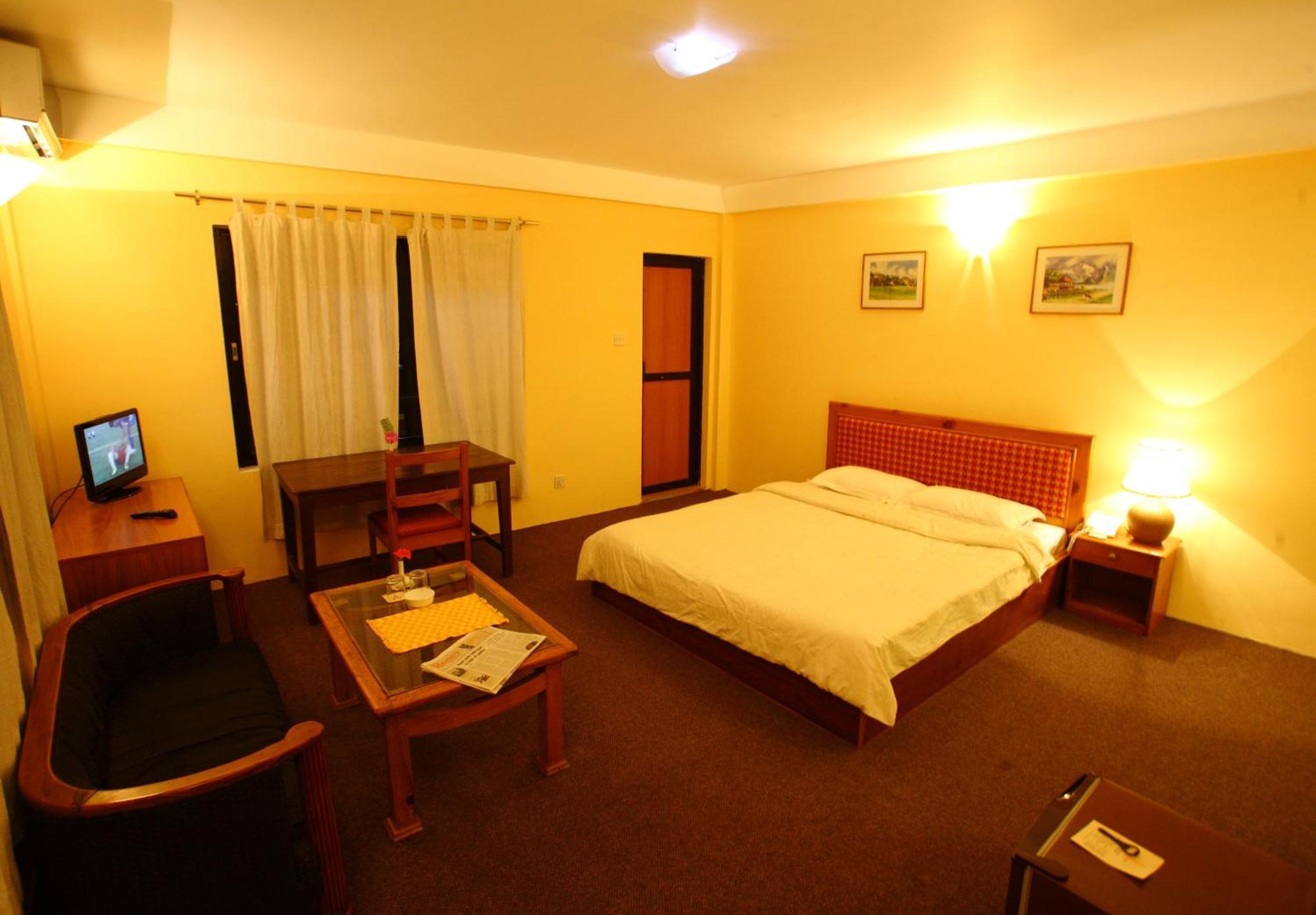 Royal Astoria Hotel Катманду Экстерьер фото