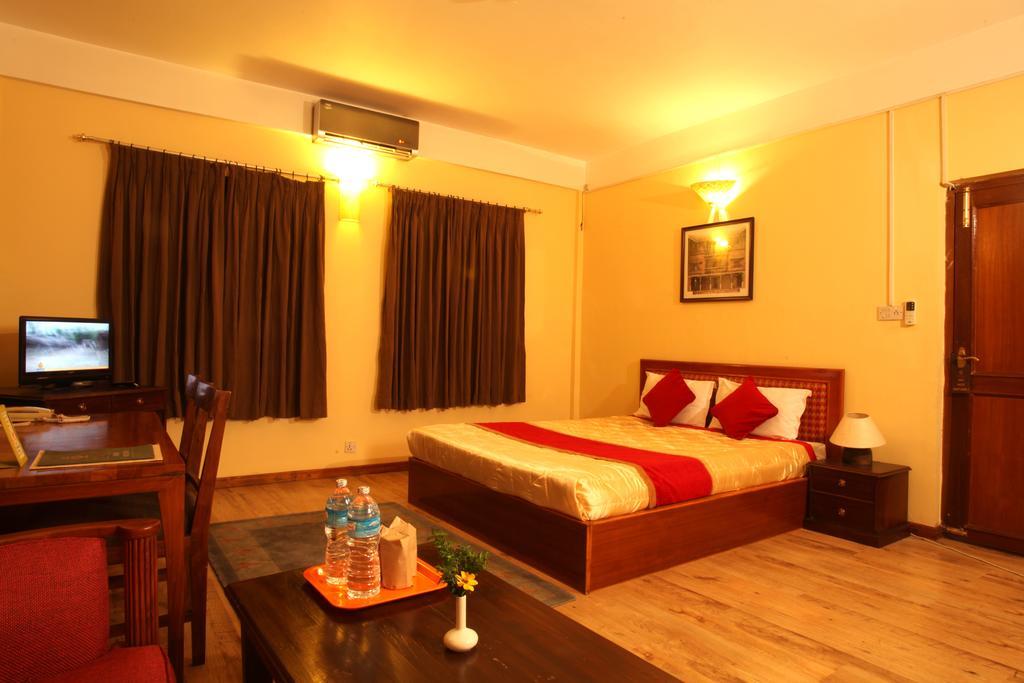 Royal Astoria Hotel Катманду Экстерьер фото