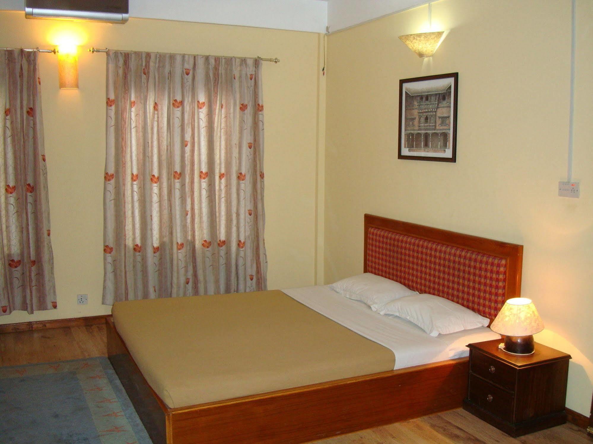 Royal Astoria Hotel Катманду Экстерьер фото