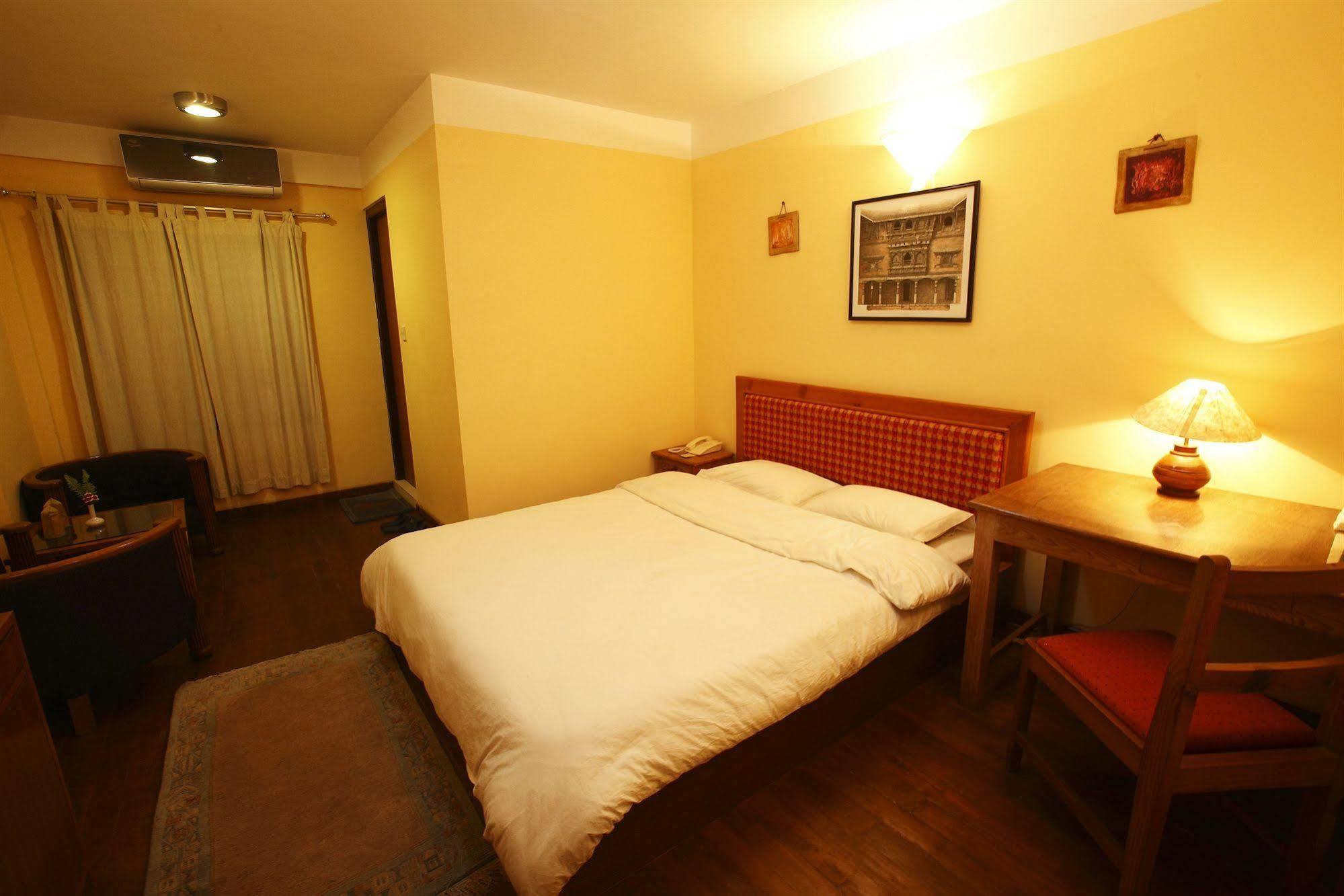 Royal Astoria Hotel Катманду Экстерьер фото